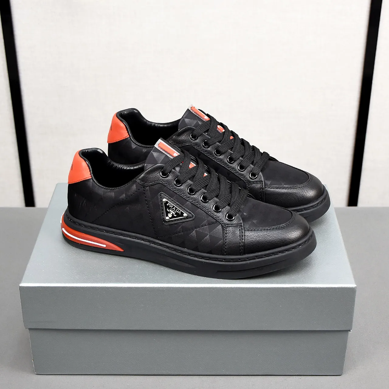 PP420🍄🍄🍄【Prada·PRADA】set off the audience! An international brand that is constantly innovating. This men's casual shoe is the original version. It is made of cowhide leather at a ratio of one to one at the store. It has leather feet and rubber non-slip outsole. It is breathable and comfortable. Quality speaks for itself. 👄38-44